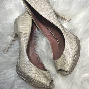 Vince Camuto Peep toe Pumps